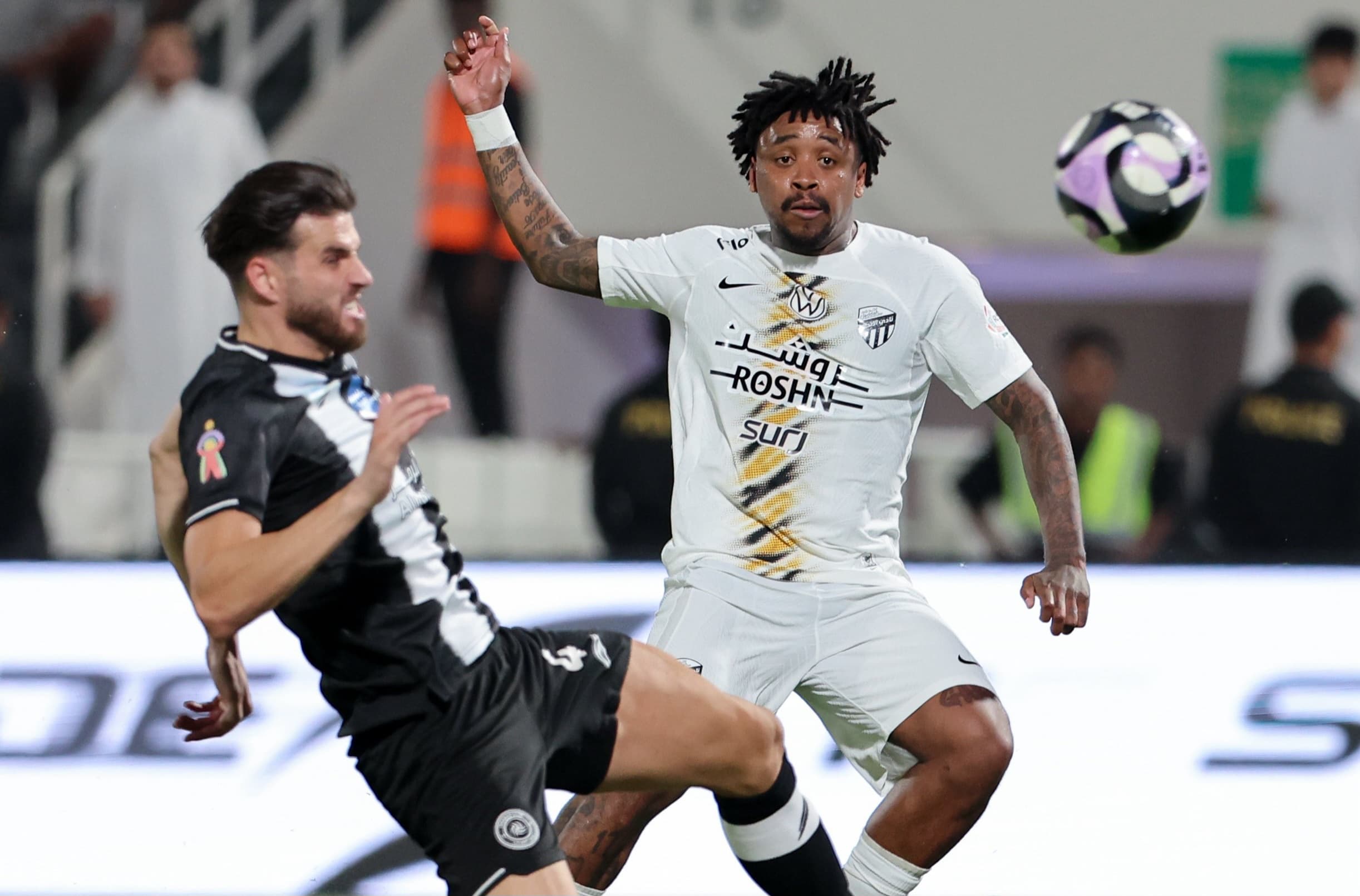 الإتحاد يفوز علي الشباب بصعوبة في الدوري السعودي